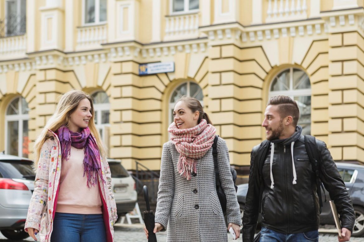 W których województwach młodzi ludzie najchętniej zostają po studiach?